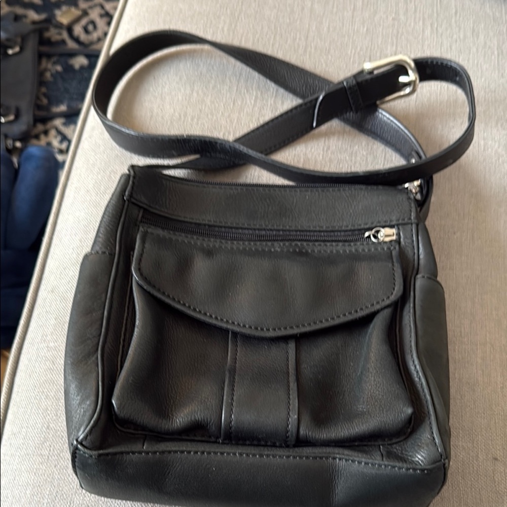 Fossil black leather crossbody purse Zippered